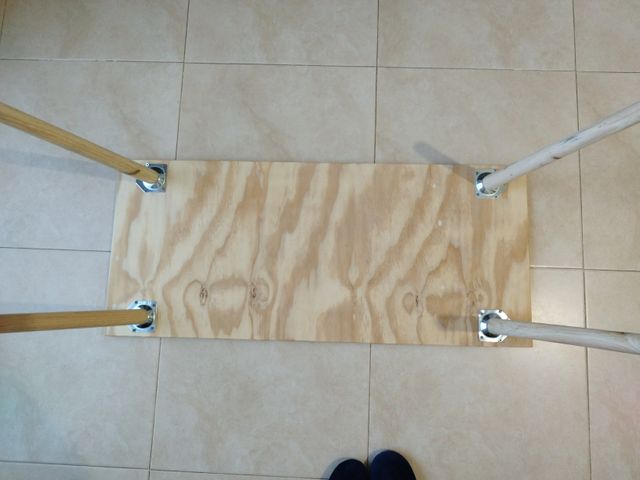 Mesa auxiliar de madera con patas desenrroscables