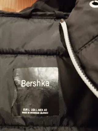 Cazadora negra Bershka con capucha