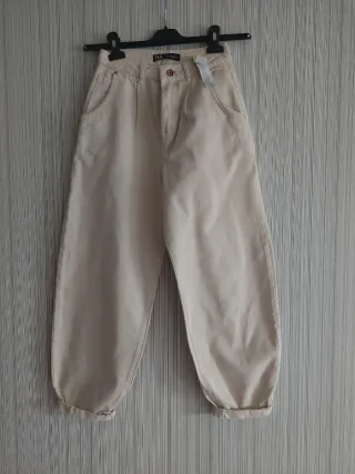 Pantalón vaquero Zara beige