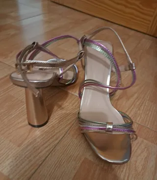 Sandalias de tacón doradas y rosas