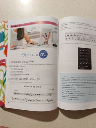 UN MUNDO DE SONIDOS D - LIBRO - 2023