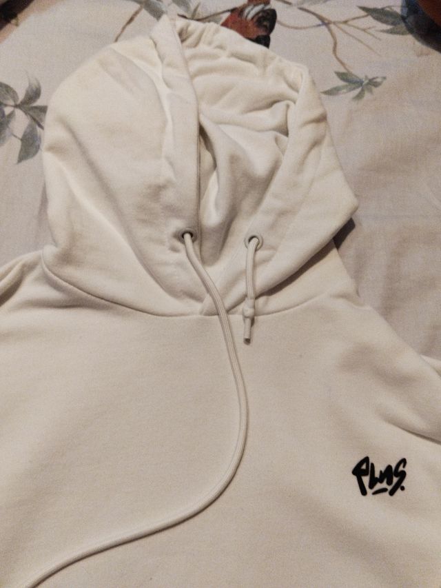 Sudadera blanca con capucha y bolsillo