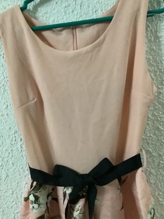 Vestido rosa floral con lazo negro
