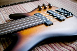 Bajo Ibanez SRF705-BBF Fretless 5 cuerdas