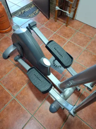 Elíptica gris y plateada