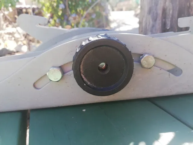 Robusto supporto da parete per TV