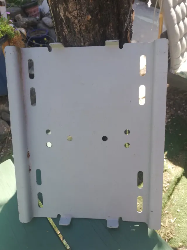 Robusto supporto da parete per TV