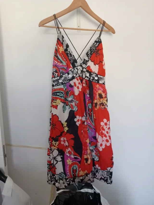Vestido estampado floral con lentejuelas