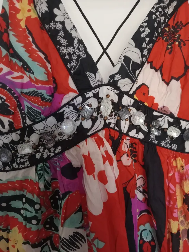 Vestido estampado floral con lentejuelas