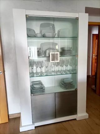 Vitrina blanca con puertas de cristal