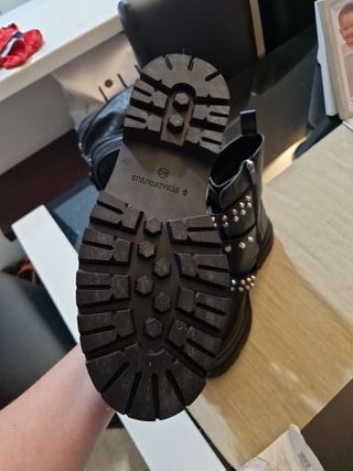 Botín Stradivarius suela gruesa tachas