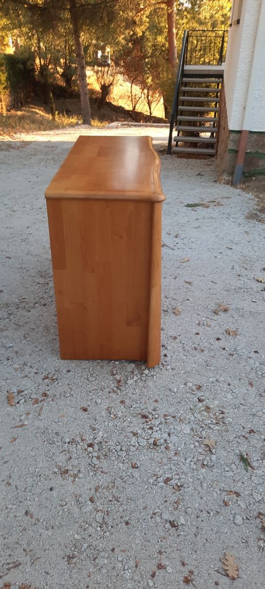 Cómoda de madera de cerezo con espejo