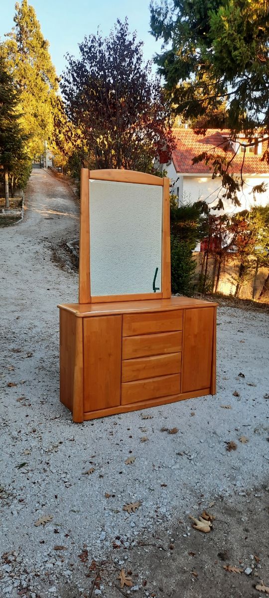 Cómoda de madera de cerezo con espejo