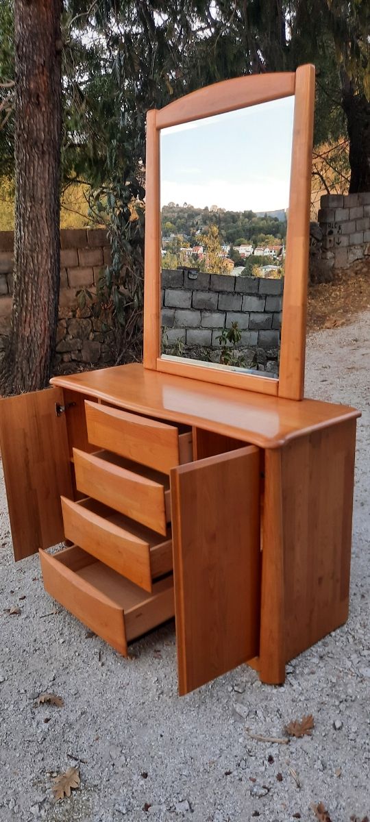 Cómoda de madera de cerezo con espejo