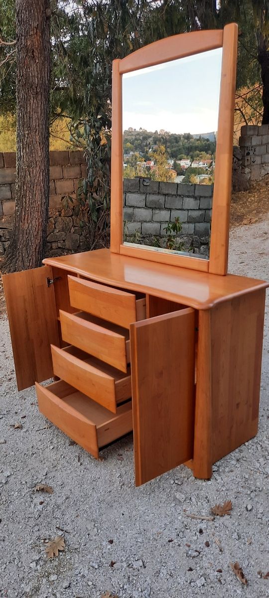 Cómoda de madera de cerezo con espejo