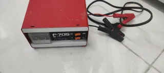 Cargador de Baterías F-705