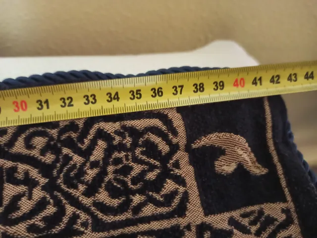 Fundas de cojín negras y doradas