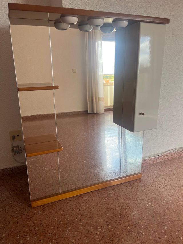 Espejo y mueble lavabo madera