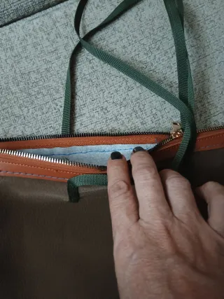 Bolso tote bag  ante marrón con cremallera