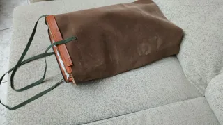 Bolso tote bag ante marrón con cremallera