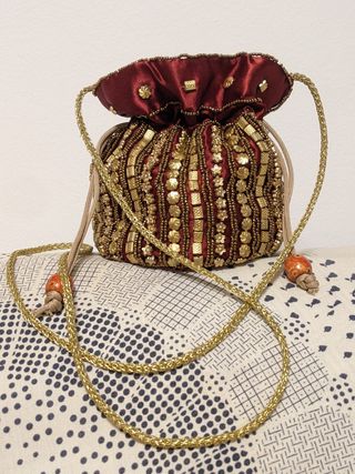 Bolso bombonera India rojo burdeos y dorado
