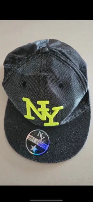 Cappellino NY nero con dettagli verdi
