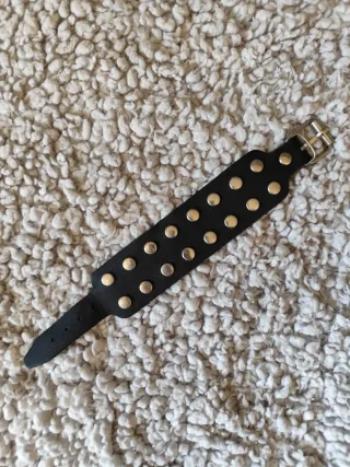 Pulsera de cuero con tachuelas plateadas