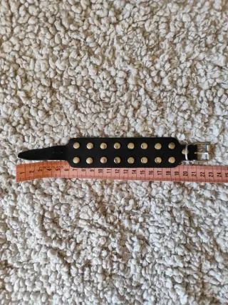 Pulsera de cuero con tachuelas plateadas