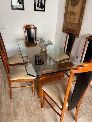 Mesa de cristal y sillas de madera URGE