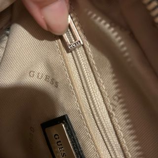 Bolso bombonera bandolera Guess negro