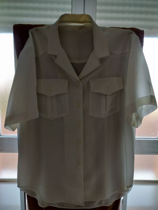 Camisa blanca de manga corta
