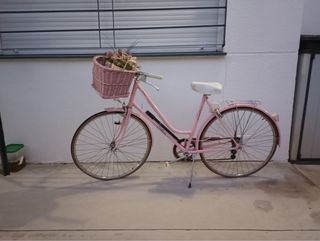 Bicicleta rosa vintage con cesta