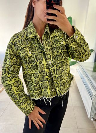 Cazadora vaquera estampado serpiente
