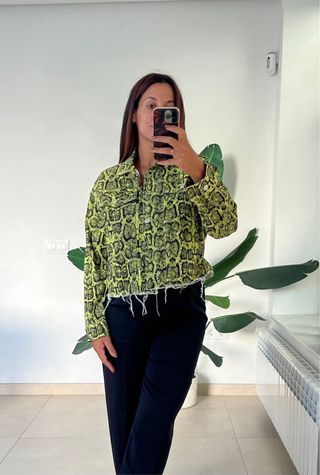 Cazadora vaquera estampado serpiente