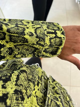 Cazadora vaquera estampado serpiente
