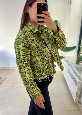 Cazadora vaquera estampado serpiente