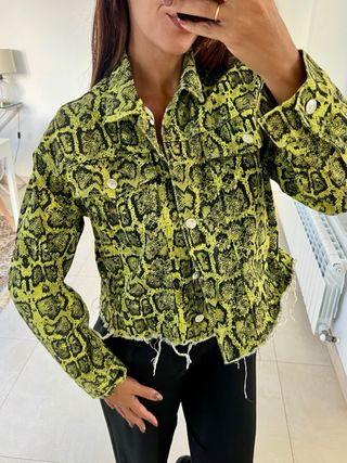 Cazadora vaquera estampado serpiente