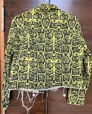 Cazadora vaquera estampado serpiente