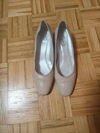 Zapatos de tacón bajo beige