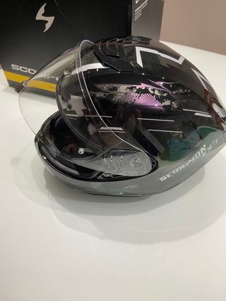 Casco de Moto Negro con Diseño marca Scorpion Exo 