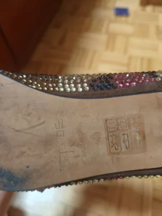 Zapatos planos de piel con pedrería