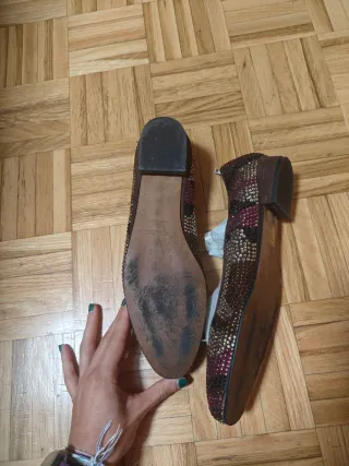 Zapatos planos de piel con pedrería