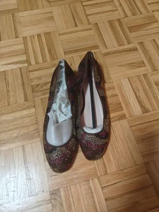 Zapatos planos de piel con pedrería