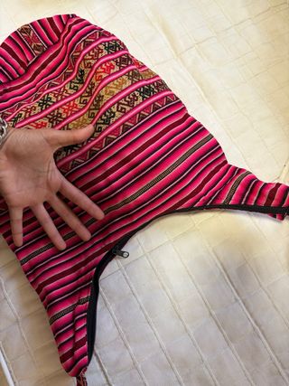 Bolso de hombro rosa con diseño étnico