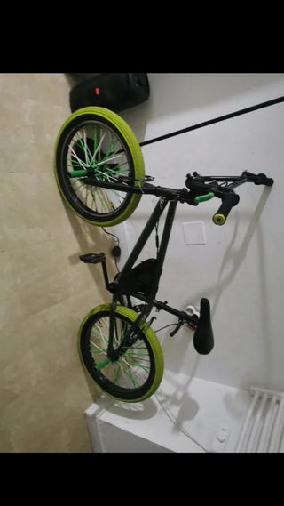 Bicicleta BMX Negra con detalles verdes 