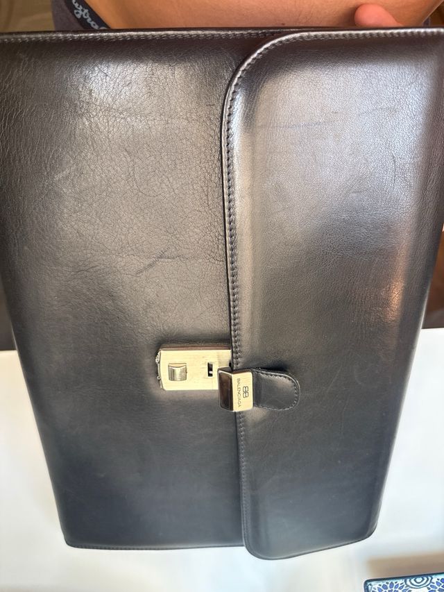 Carpeta Balenciaga Negra