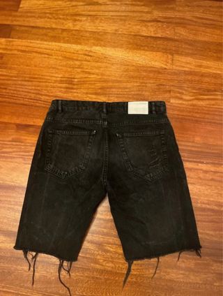Bermudas vaqueras negras desgastadas