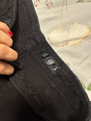 Pantalón negro ancho cargo