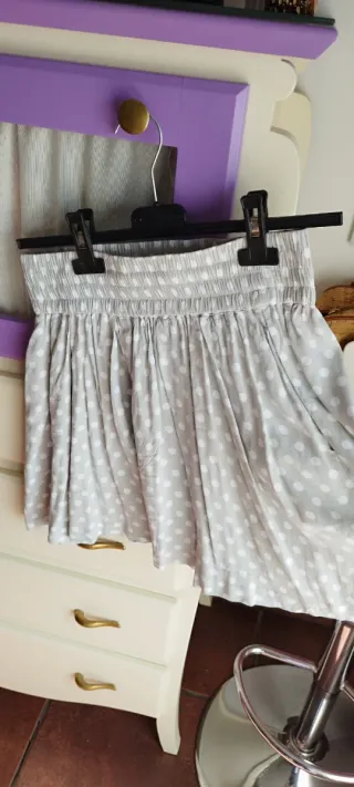 Falda corta lunares gris y blanco