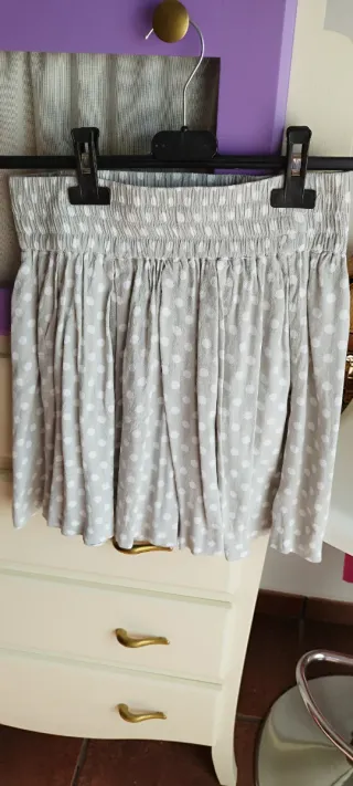 Falda corta lunares gris y blanco